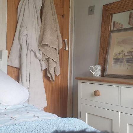 Comfy Cosy Little Room Tv Fridge Microwave Upton  Exterior photo