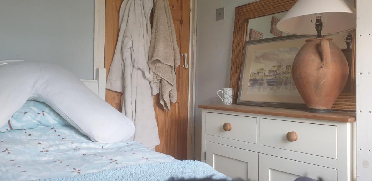 Comfy Cosy Little Room Tv Fridge Microwave Upton  Exterior photo