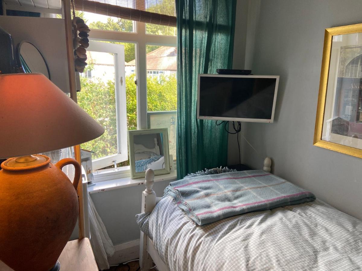 Comfy Cosy Little Room Tv Fridge Microwave Upton  Exterior photo